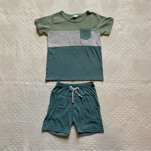 $10 or 2/$15  4T Toddler Boy Clothing Bundle - Picture 3 of 4
